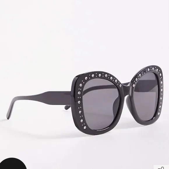 🆕🕶️BLACK WITH RHINESTONE OVERSIZE SUNGLASSES🕶️ - Picture 2 of 3